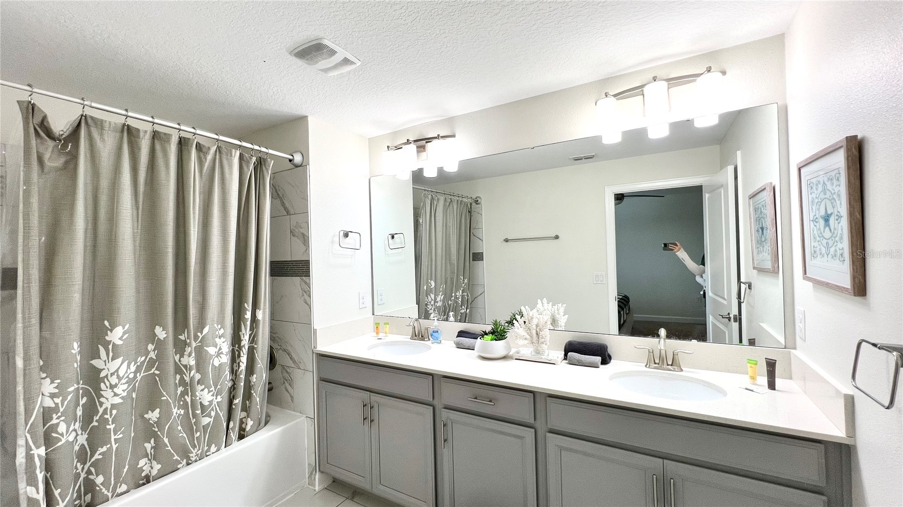 Slide show image of the Orlando Florida Home for Sale 44