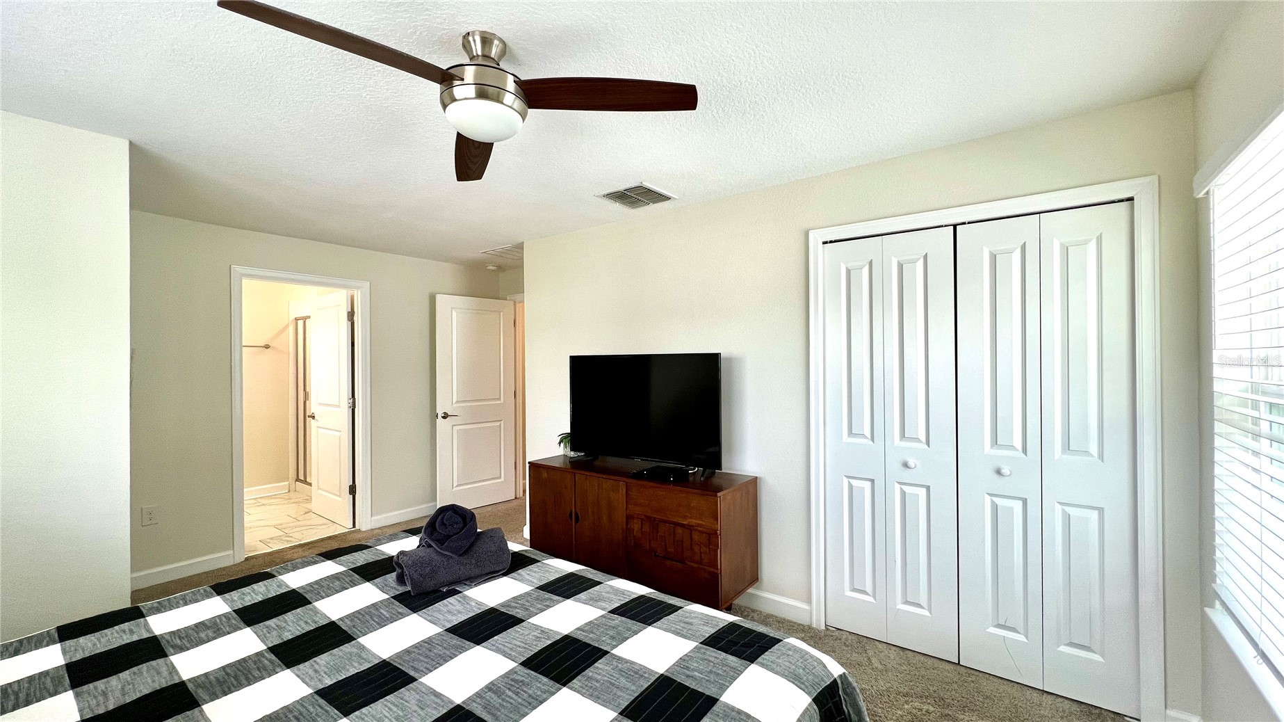 Slide show image of the Orlando Florida Home for Sale 49