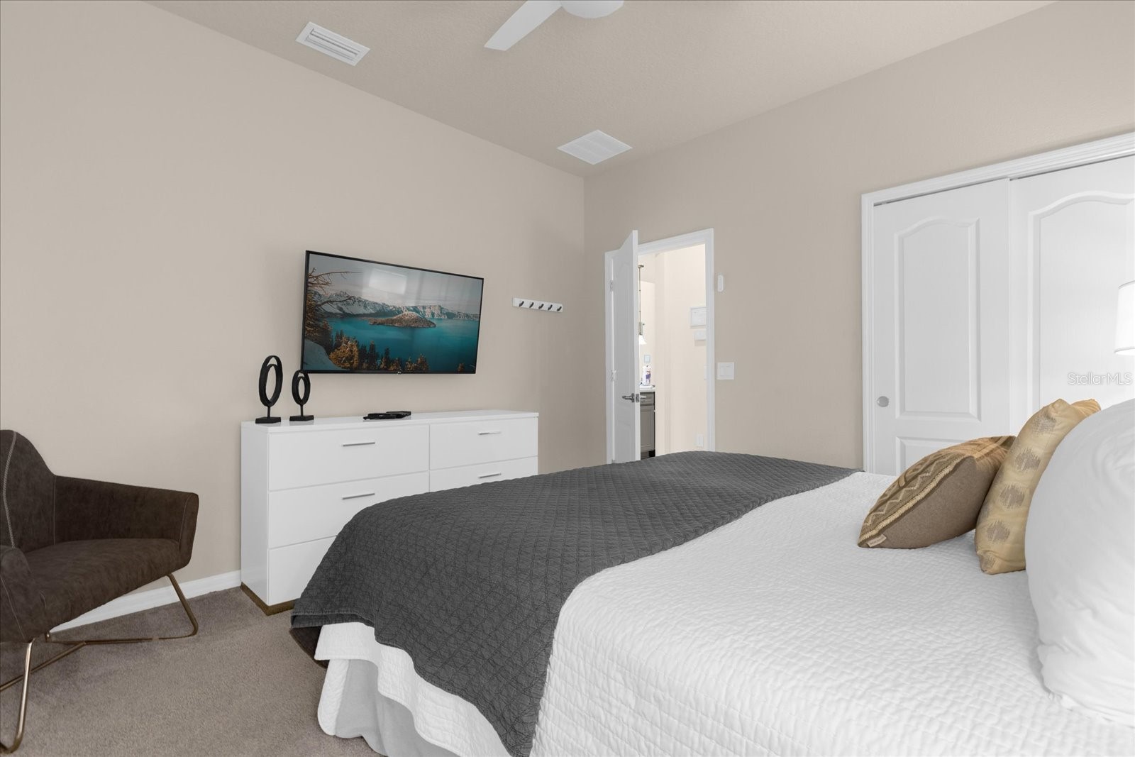 Slide show image of the Orlando Florida Home for Sale 10