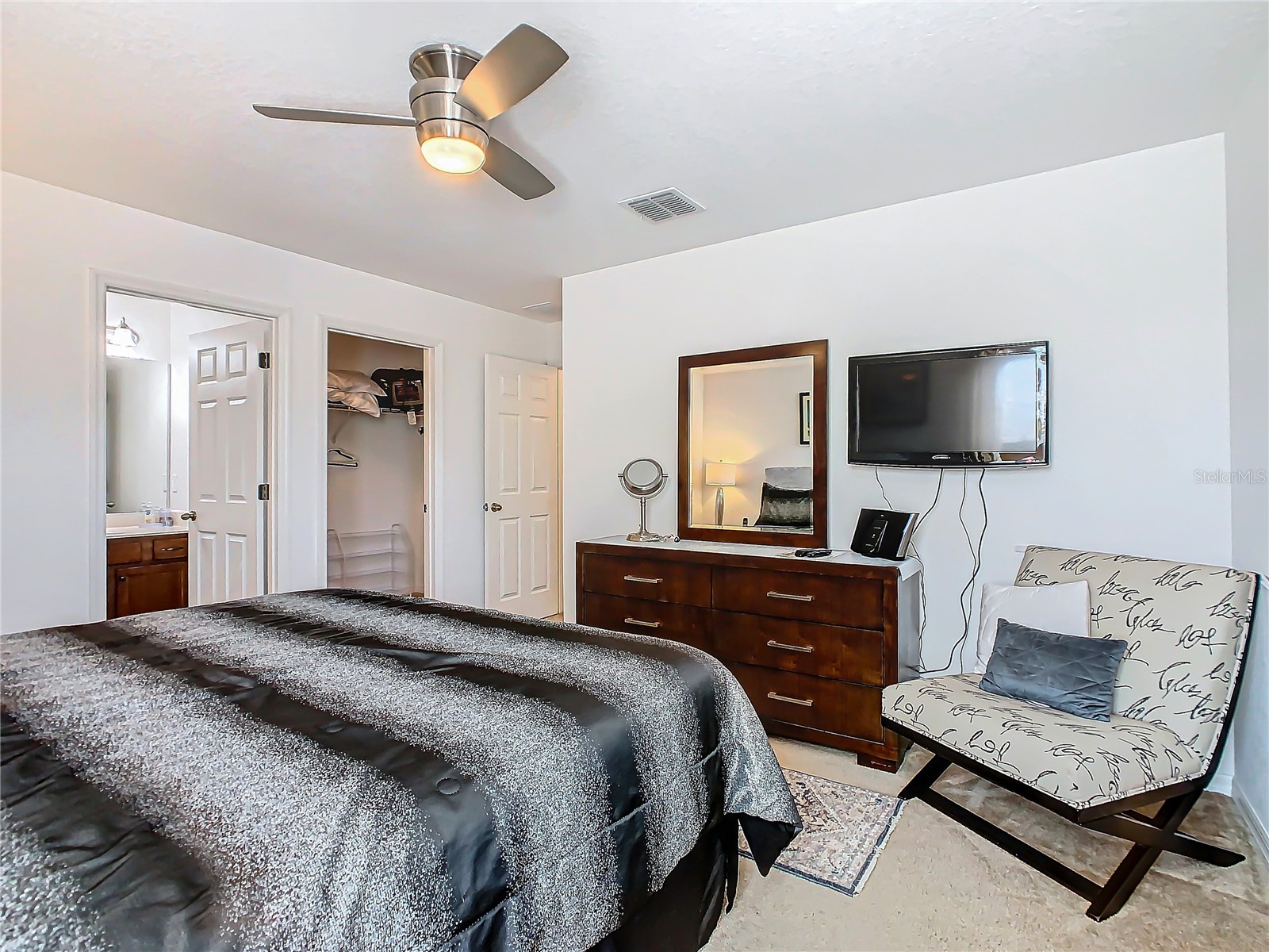 Slide show image of the Orlando Florida Home for Sale 18