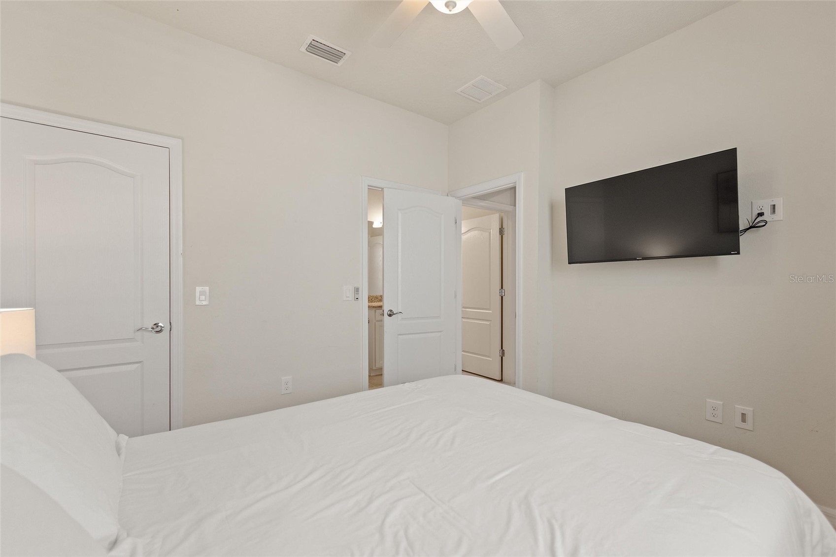 Slide show image of the Orlando Florida Home for Sale 16