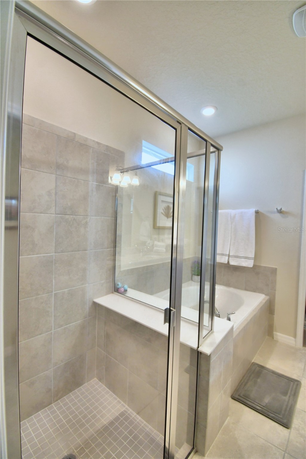 Slide show image of the Orlando Florida Home for Sale 34