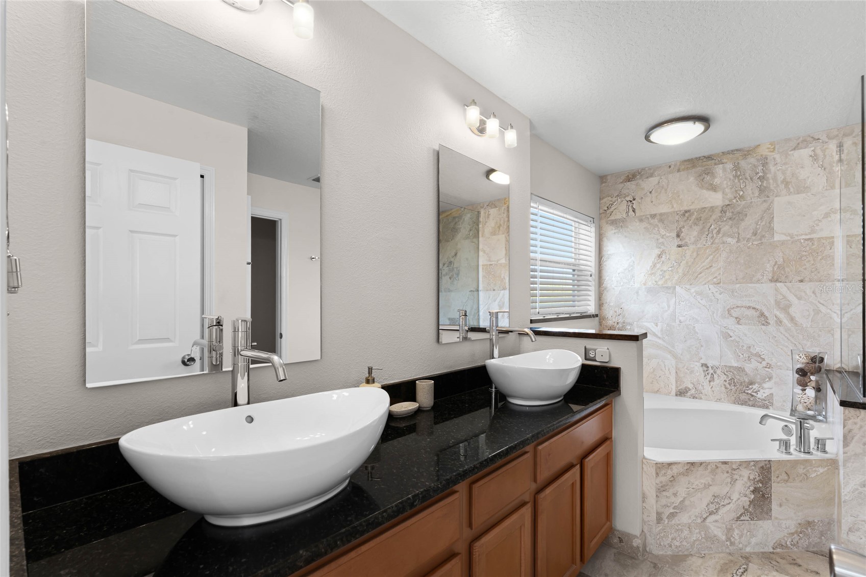 Slide show image of the Orlando Florida Home for Sale 21