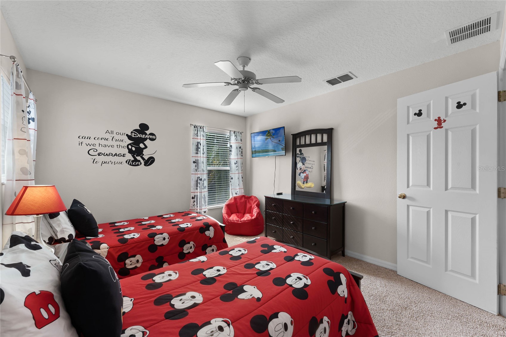 Slide show image of the Orlando Florida Home for Sale 23