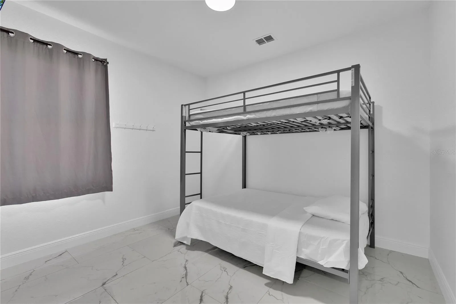 Slide show image of the Orlando Florida Home for Sale 38