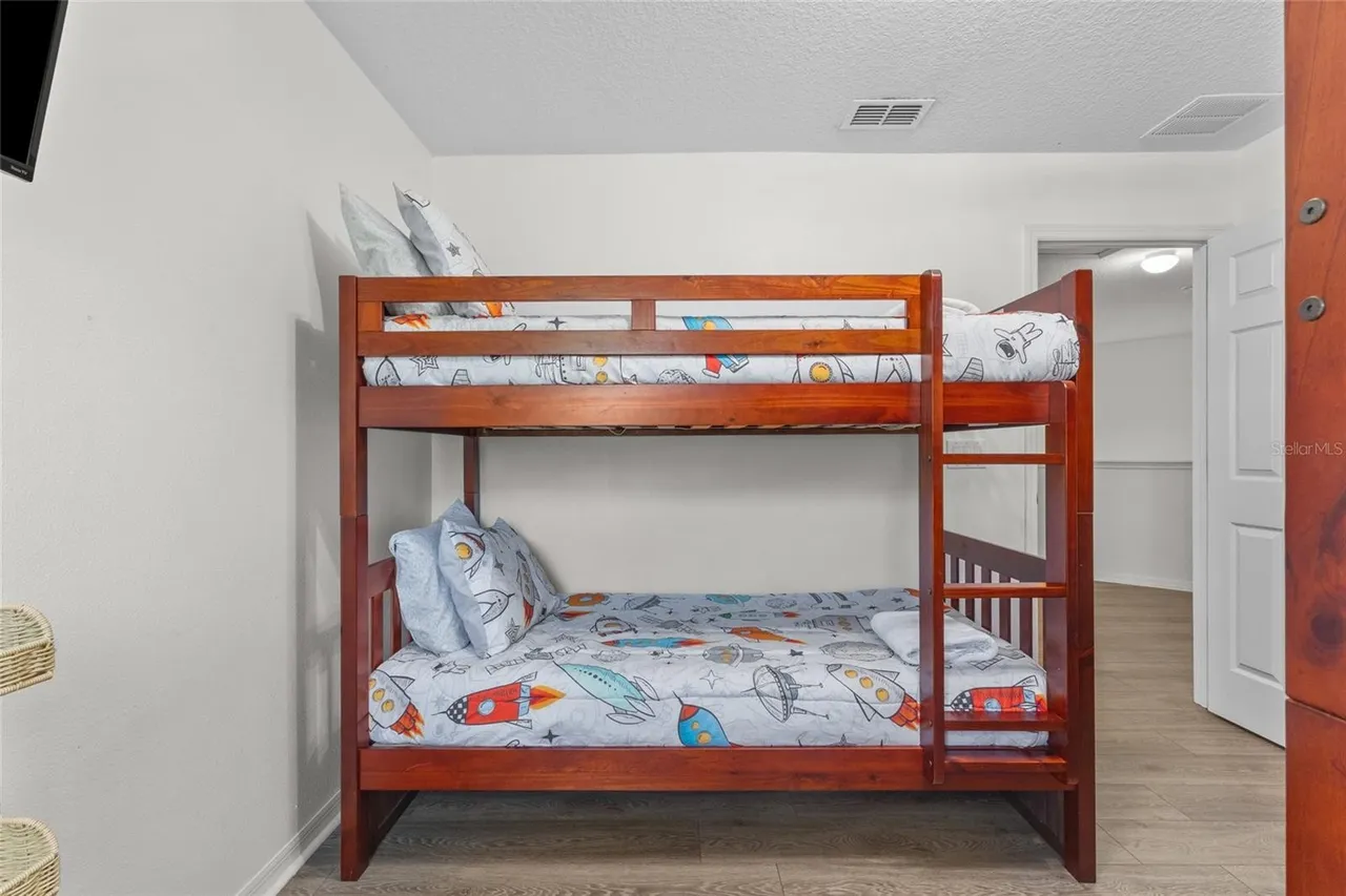 Slide show image of the Orlando Florida Home for Sale 29