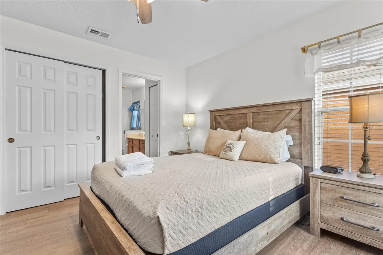 Slide show image of the Orlando Florida Home for Sale 32