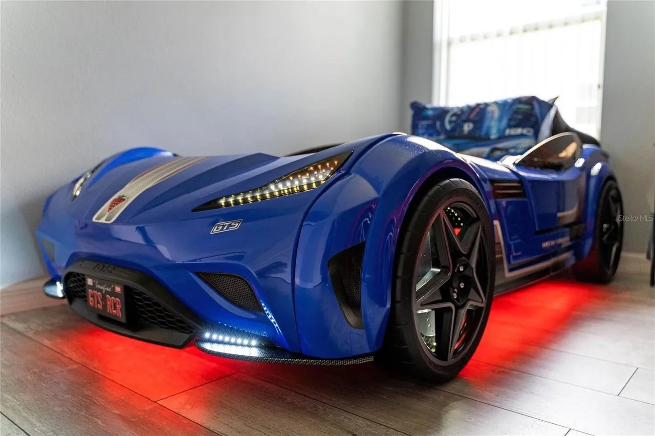 Slide show image of the Orlando Florida Home for Sale 27