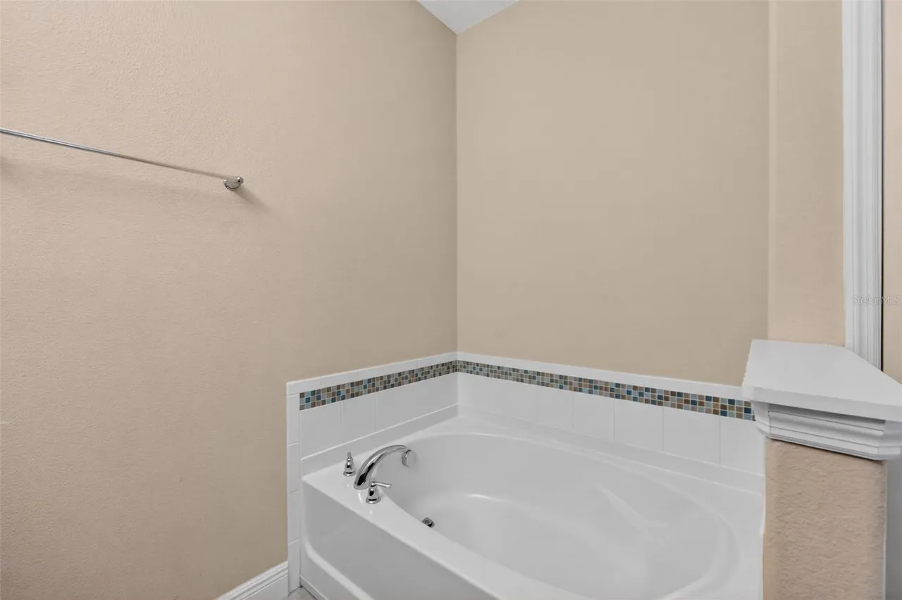 Slide show image of the Orlando Florida Home for Sale 17