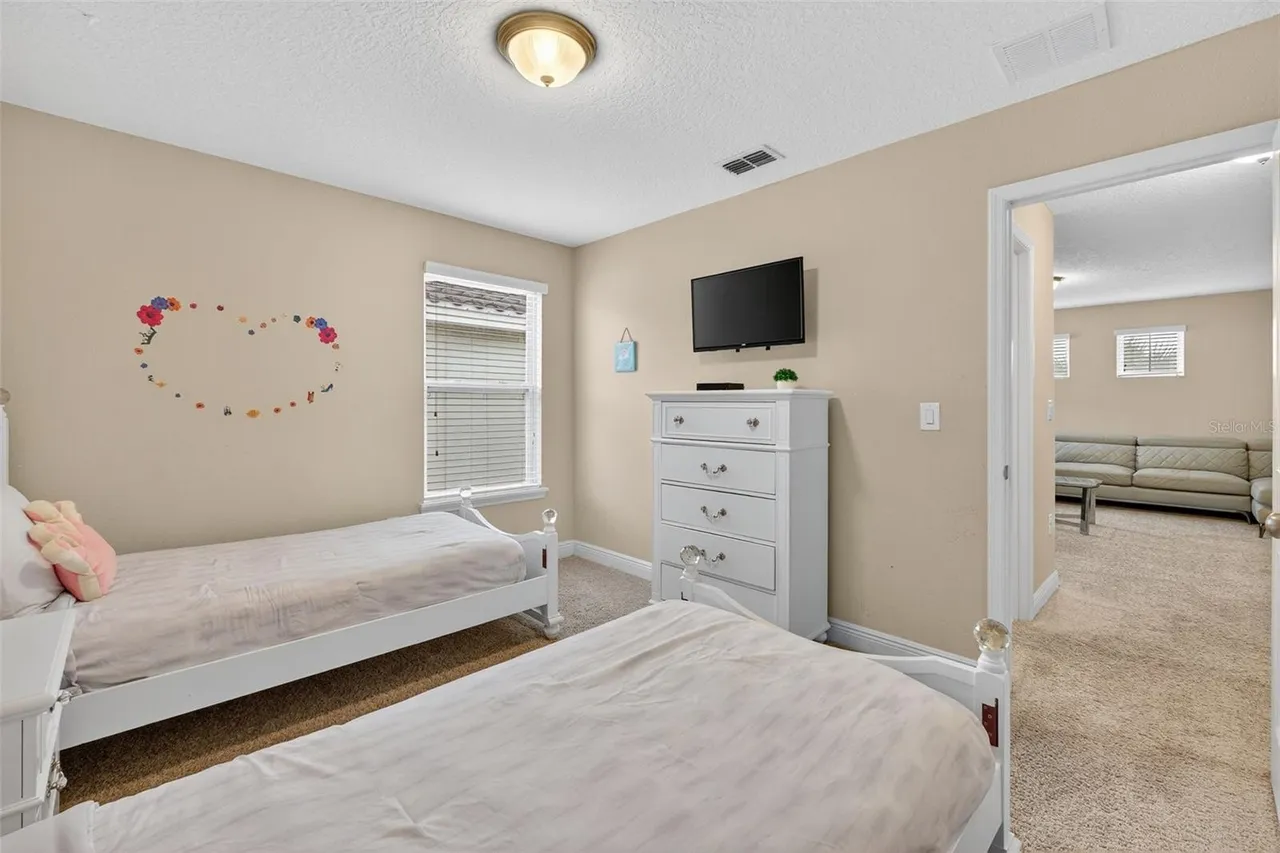 Slide show image of the Orlando Florida Home for Sale 40