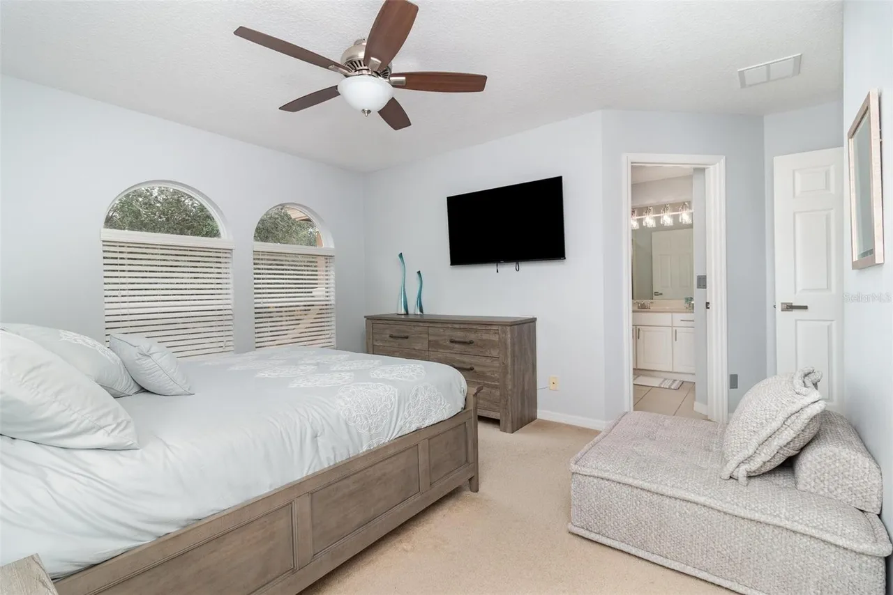 Slide show image of the Orlando Florida Home for Sale 33