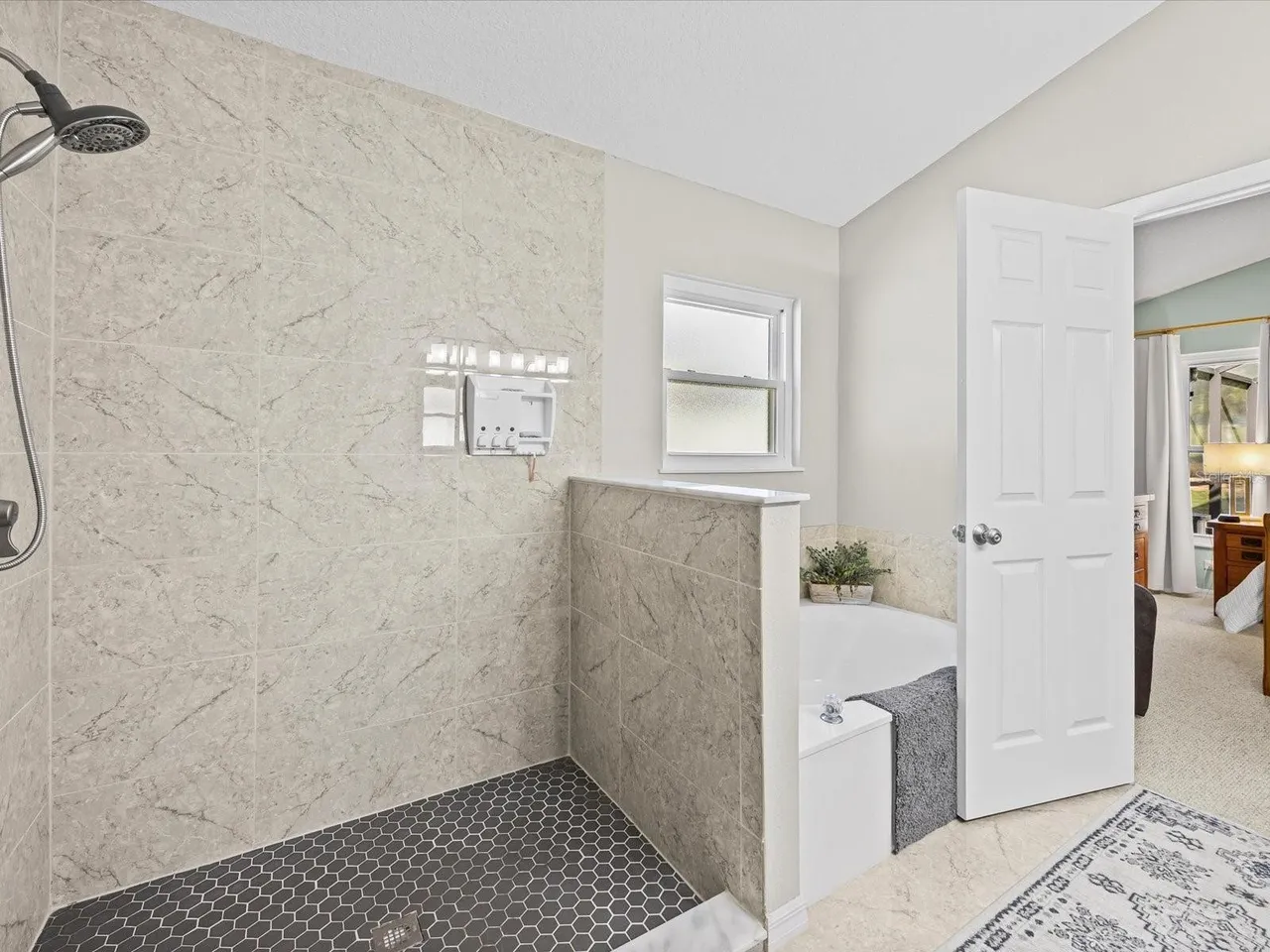 Slide show image of the Orlando Florida Home for Sale 18