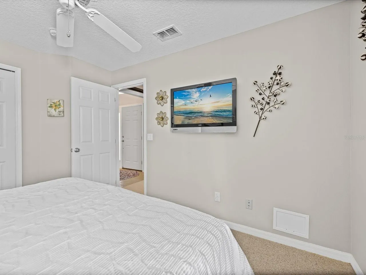Slide show image of the Orlando Florida Home for Sale 23