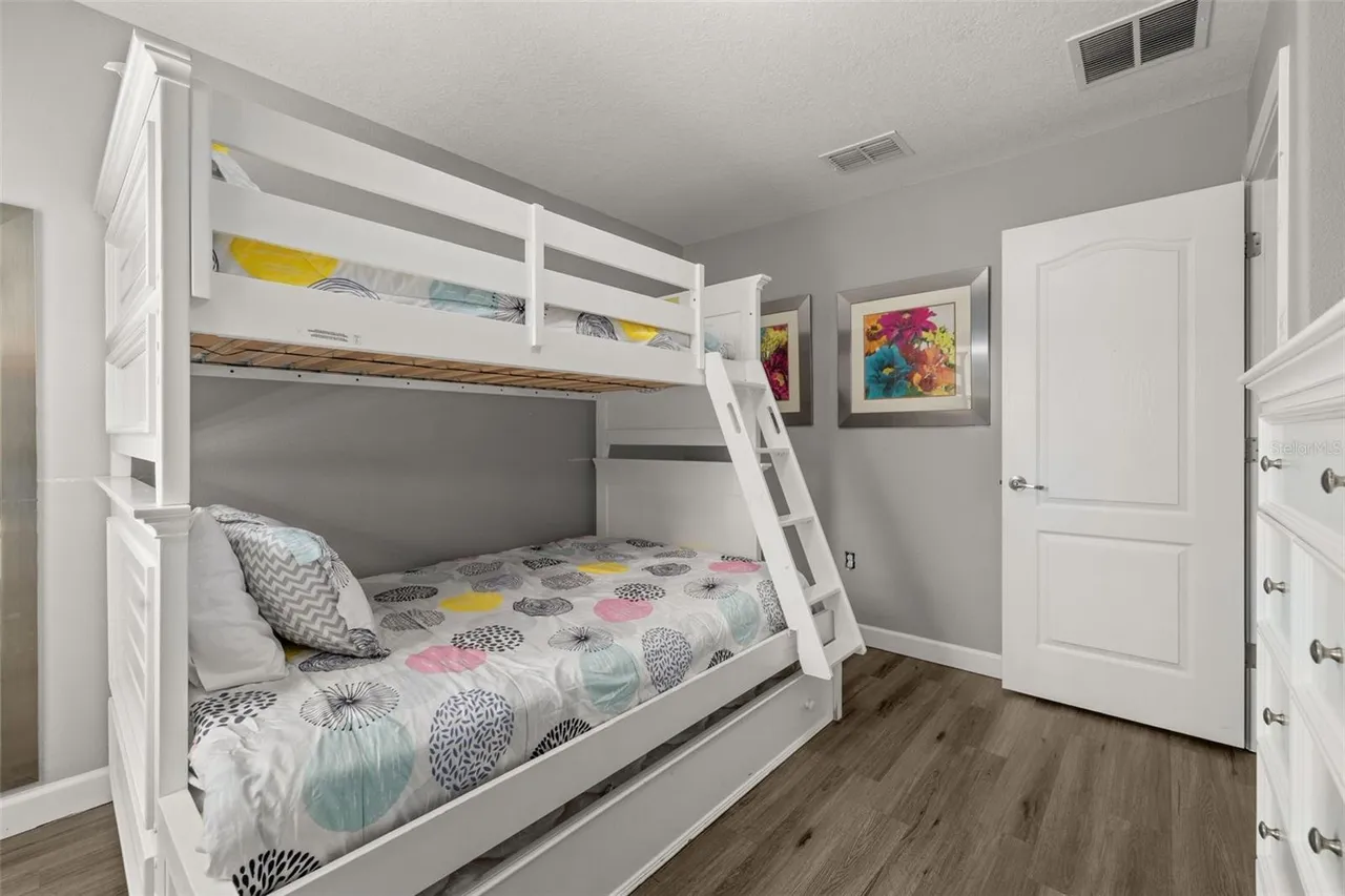 Slide show image of the Orlando Florida Home for Sale 32