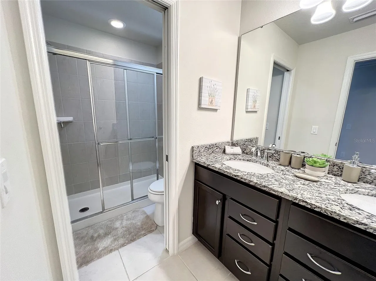 Slide show image of the Orlando Florida Home for Sale 33