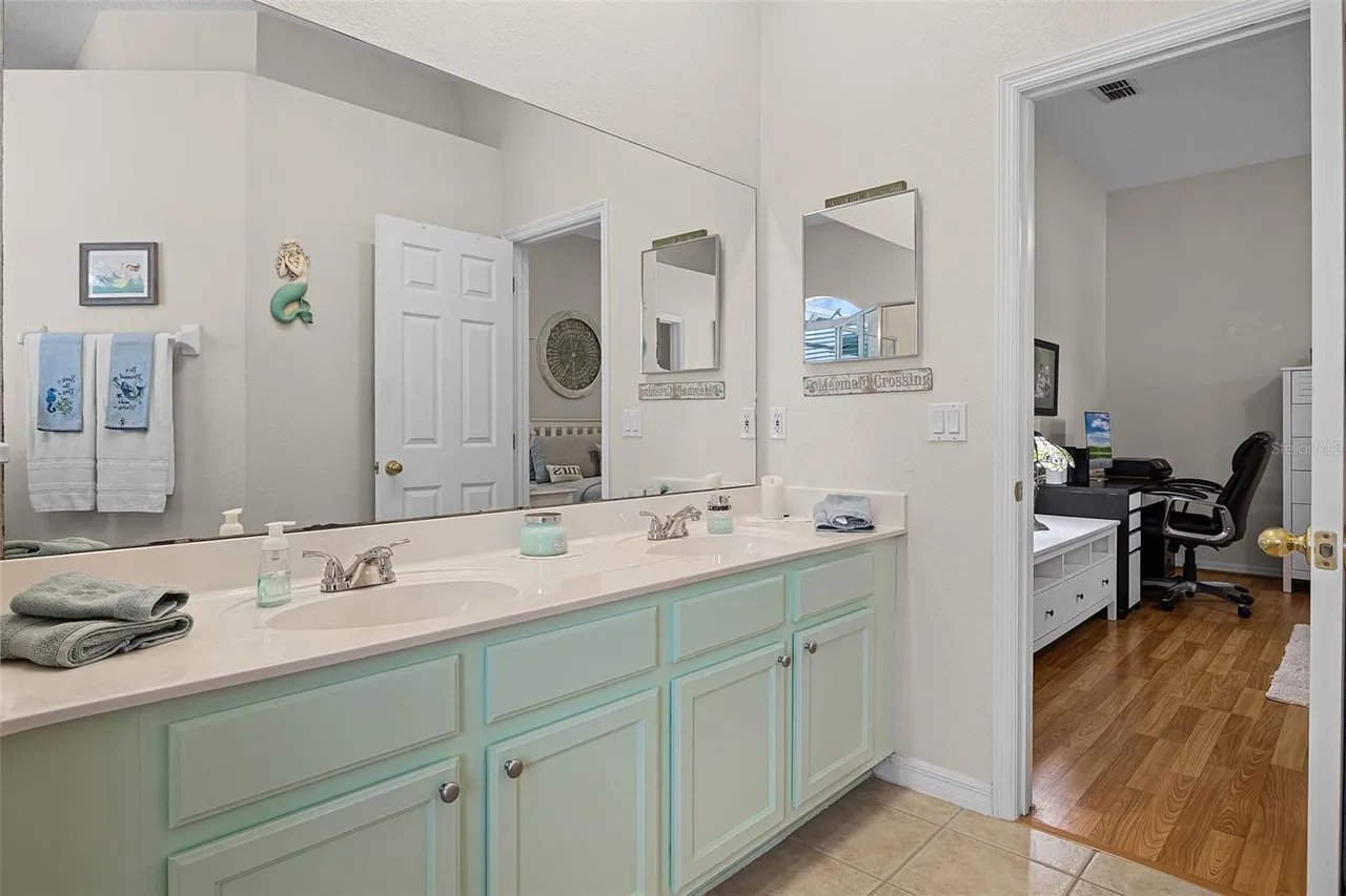 Slide show image of the Orlando Florida Home for Sale 25