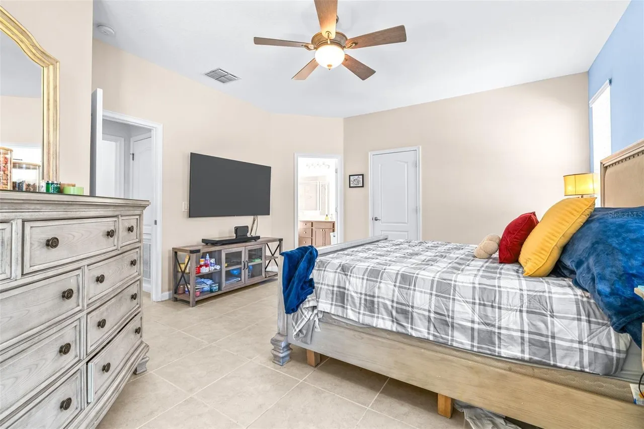 Slide show image of the Orlando Florida Home for Sale 23