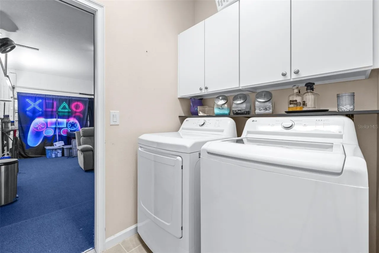 Slide show image of the Orlando Florida Home for Sale 34