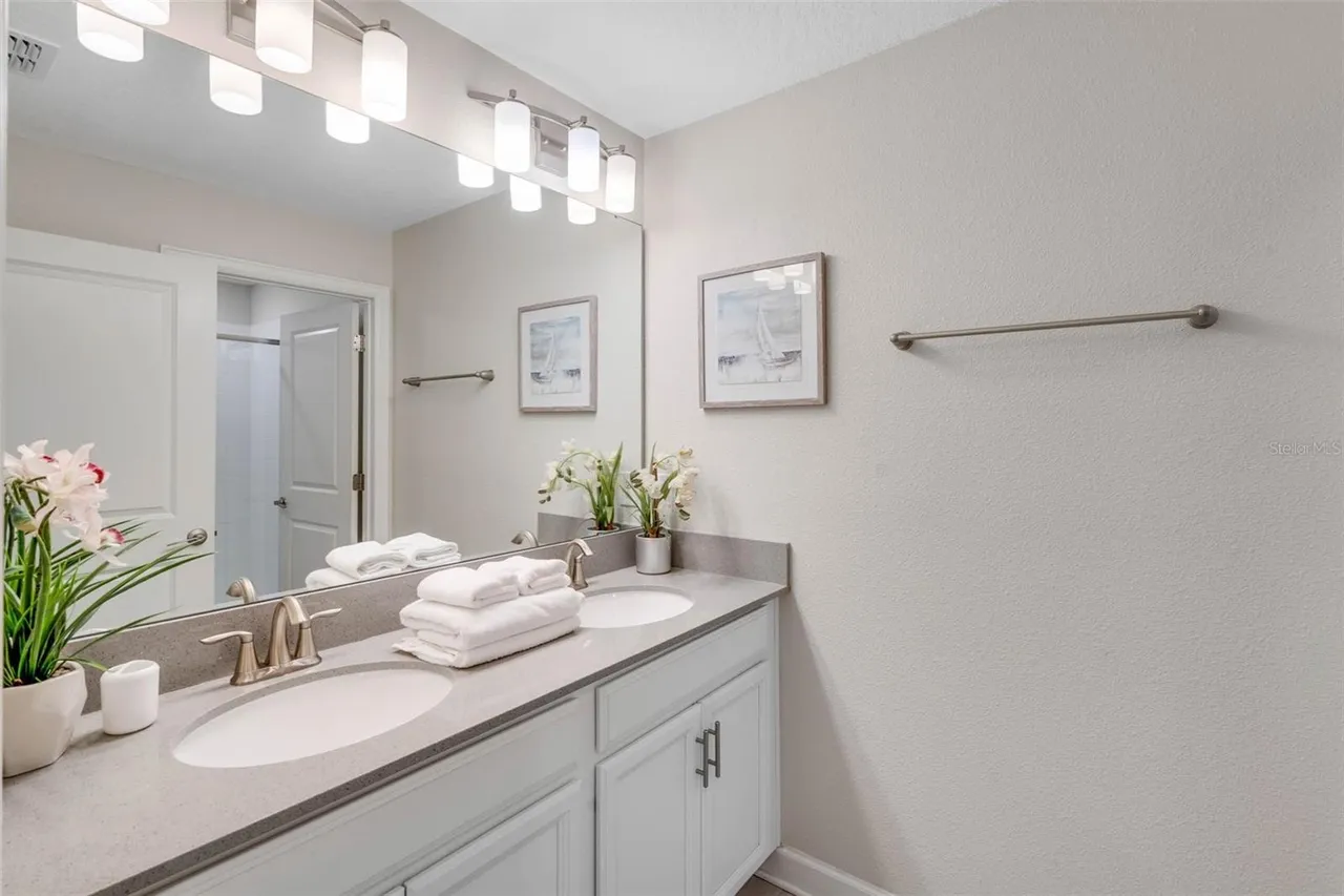 Slide show image of the Orlando Florida Home for Sale 33