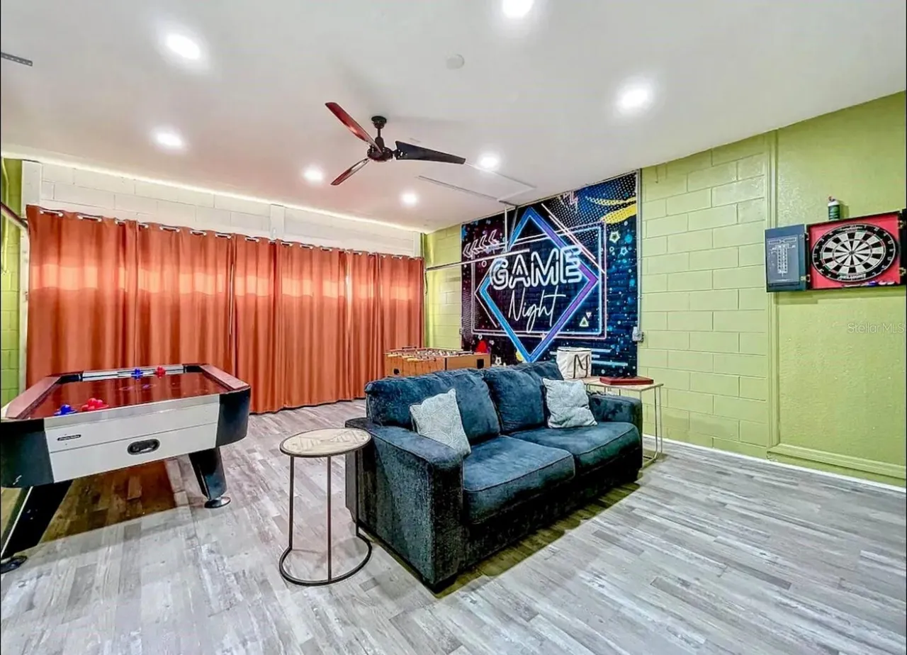 Slide show image of the Orlando Florida Home for Sale 23