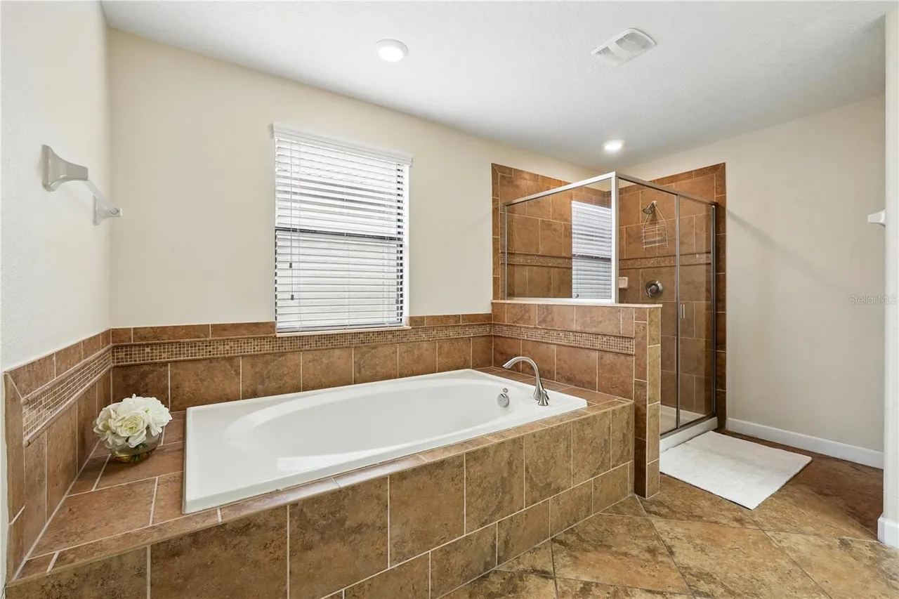 Slide show image of the Orlando Florida Home for Sale 23