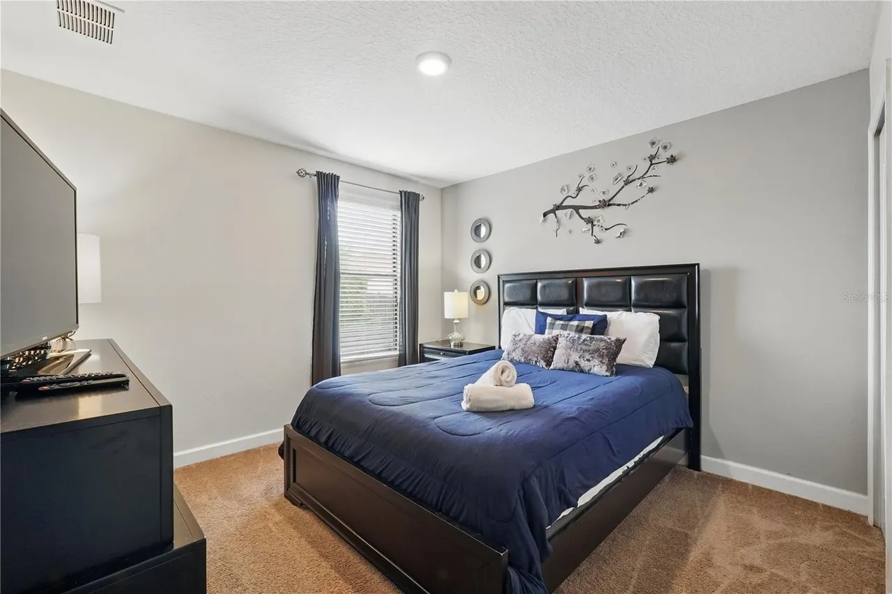 Slide show image of the Orlando Florida Home for Sale 34