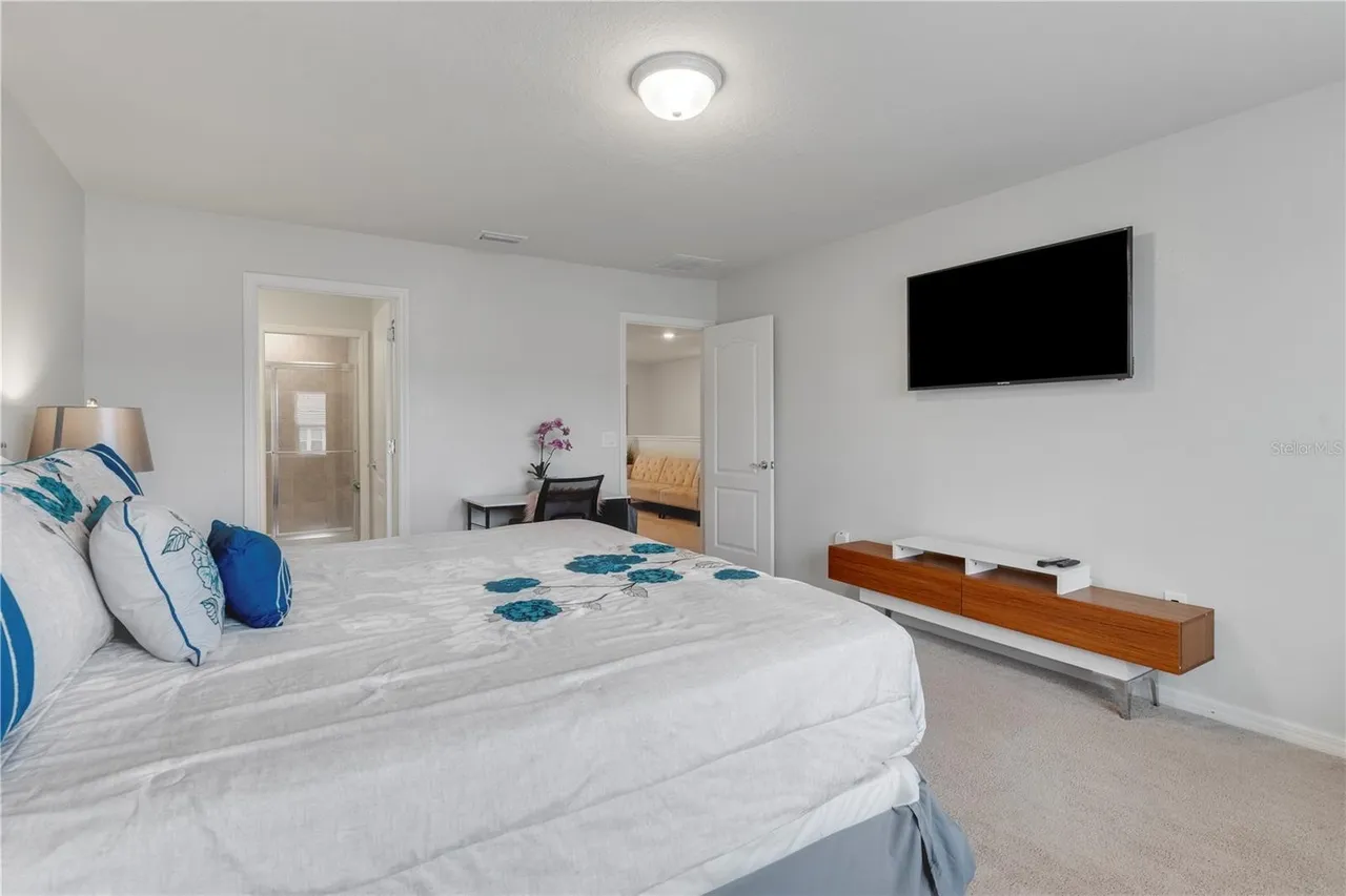 Slide show image of the Orlando Florida Home for Sale 34