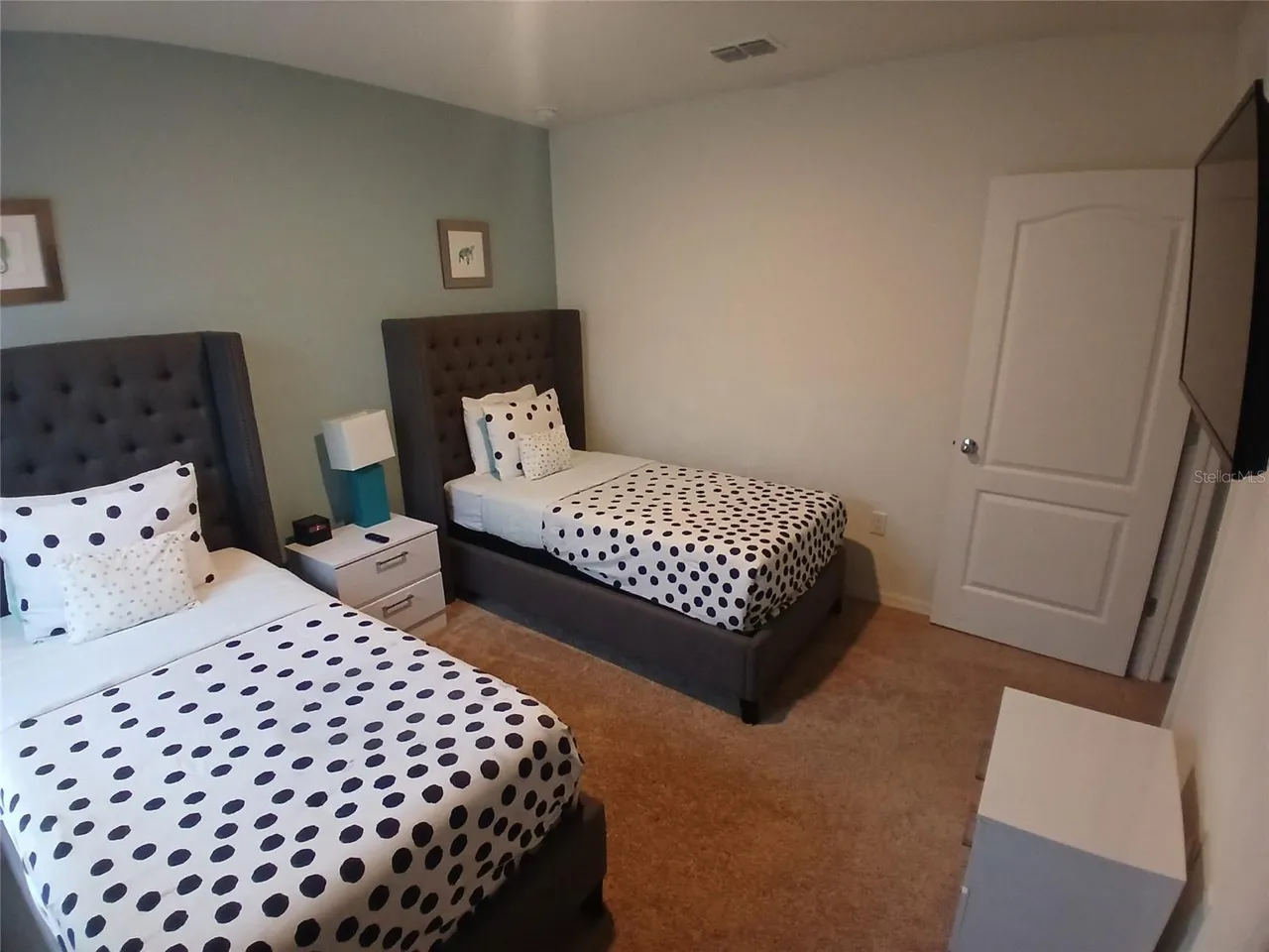 Slide show image of the Orlando Florida Home for Sale 32