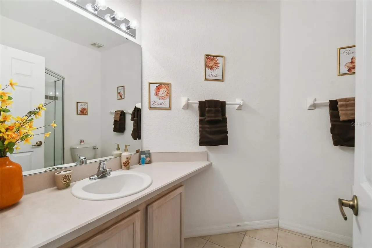 Slide show image of the Orlando Florida Home for Sale 33