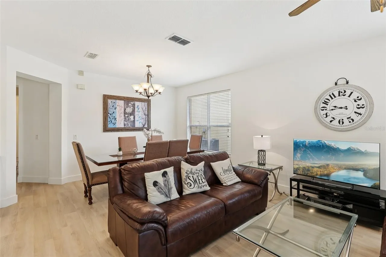 Slide show image of the Orlando Florida Home for Sale 09