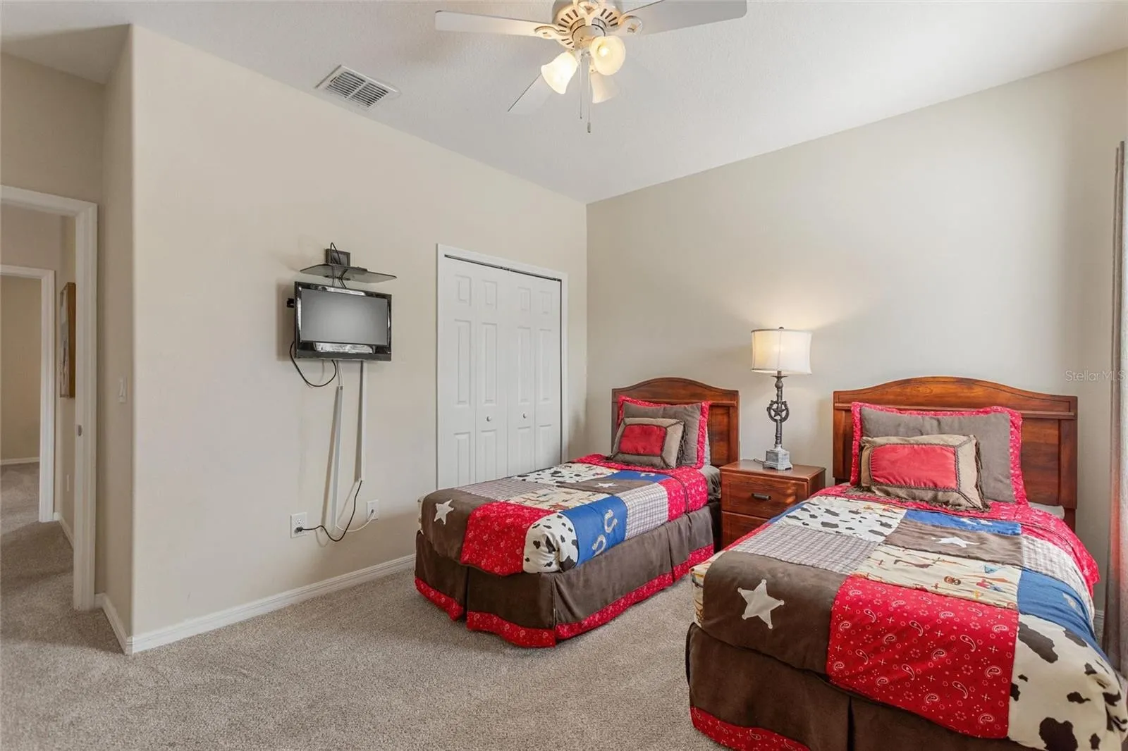 Slide show image of the Orlando Florida Home for Sale 29