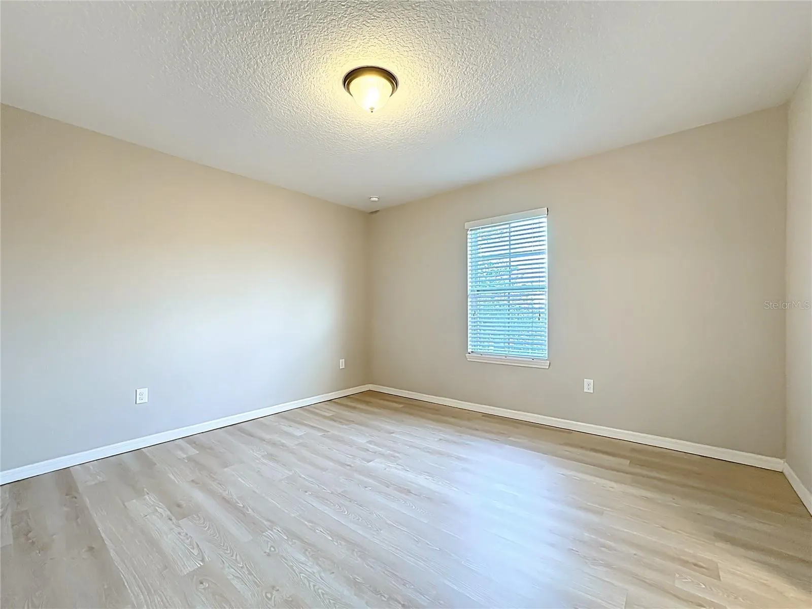 Slide show image of the Orlando Florida Home for Sale 17