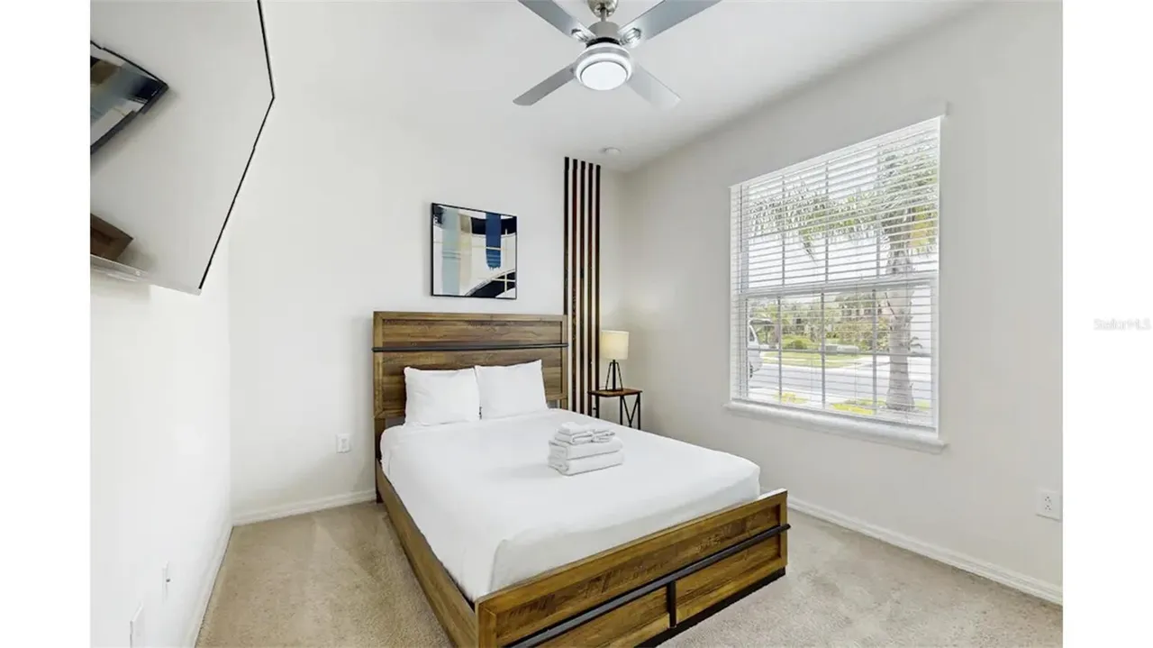 Slide show image of the Orlando Florida Home for Sale 11